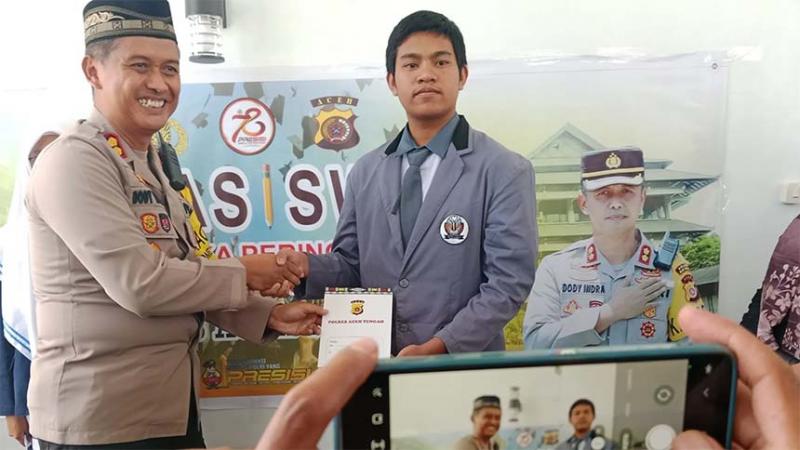 Dua Siswa Takengon Dapat Beasiswa dari Kapolres Aceh Tengah