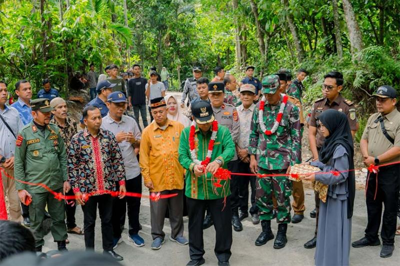 Pj. Bupati Agara Tutup Kegiatan Karya Bakti TNI Kodim 0108/Agara