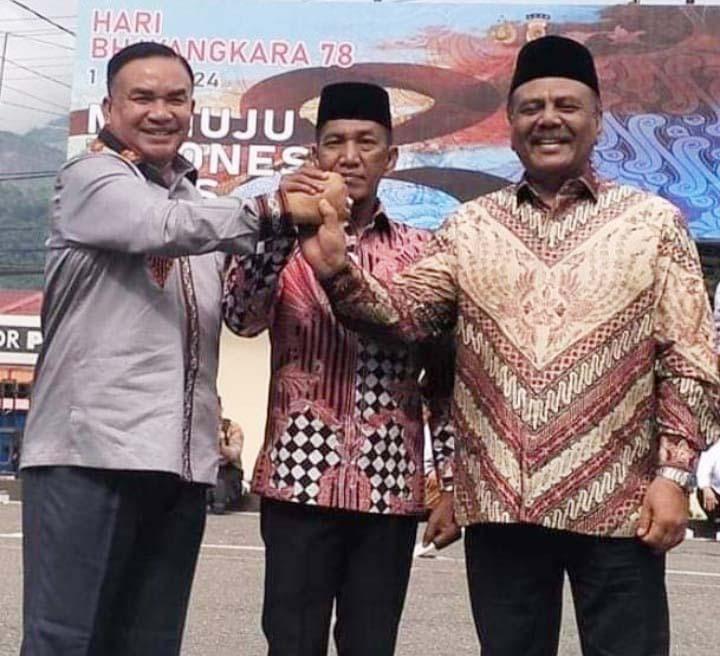 Ramai Dikomentari Warga, Momen Mesra 3 Tokoh Balon Bupati Agara saat Foto Bersama