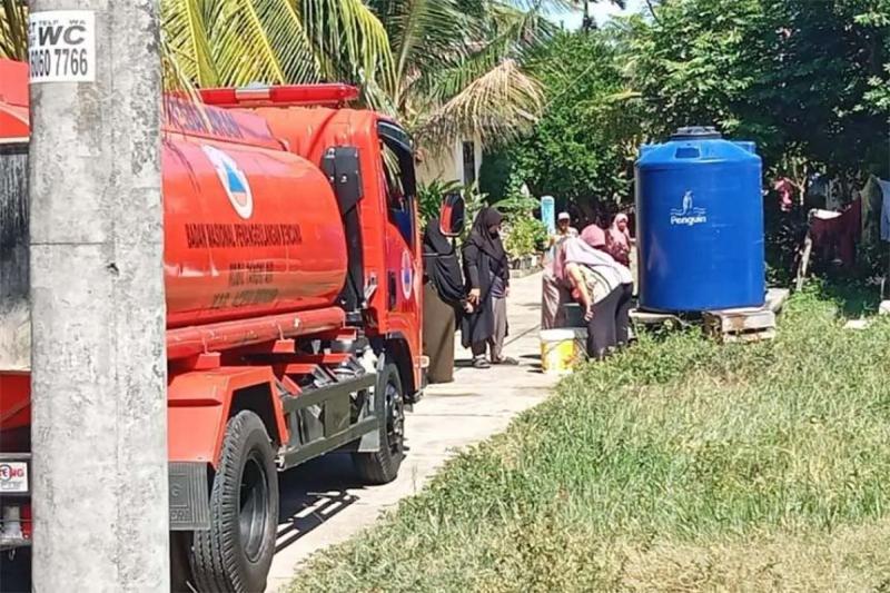 BPBD Aceh Besar Bersama PDAM Tirta Mountala Distribusi 29 Ribu Liter Air Bersih ke Daerah Kekeringan