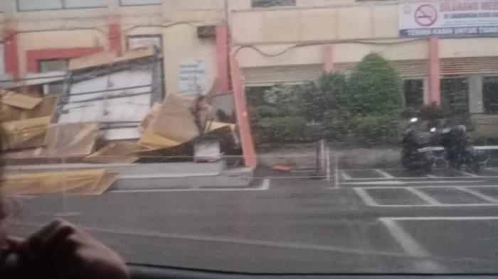 Hujan Deras, Teras Kantor RSUD Datu Beru Takengon Roboh