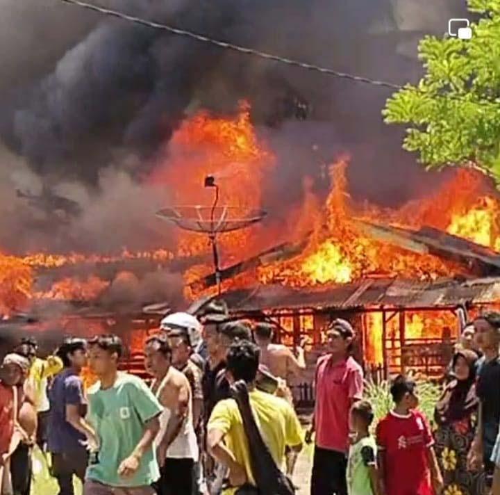 Siang Hari, Api Bakar 3 Rumah di Pajak Pagi
