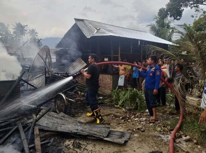 Kebakaran Dua Rumah Semi Permanen, Warga Histeris Melihat Api Berkobar
