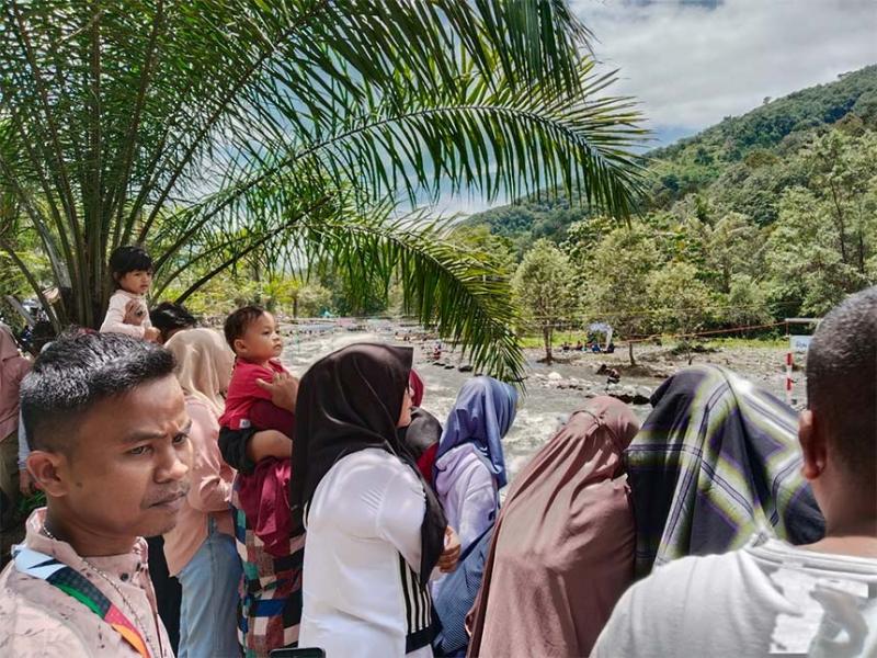 Warga Membludak Saksikan Pertandingan Terakhir Arung Jeram di Sungai Mamas Agara